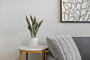 Classic & Charming 2BR Apt in Lincoln