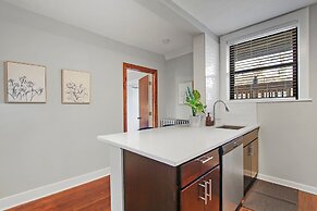 Classic & Charming 2BR Apt in Lincoln