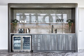 Meriton Suites Canberra