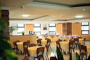 Tropical Plaza Apartments