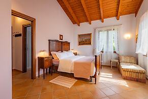 Il Laghello Wood House