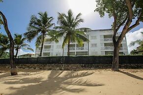 Beachfront luxury modern 2-bed apt with pool by BSL Rentals