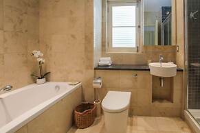 Beachfront luxury modern 2-bed apt with pool by BSL Rentals