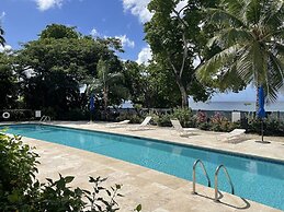 Beachfront luxury modern 2-bed apt with pool by BSL Rentals