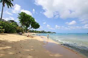 Beachfront luxury modern 2-bed apt with pool by BSL Rentals