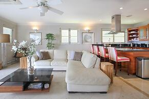 Beachfront luxury modern 2-bed apt with pool by BSL Rentals