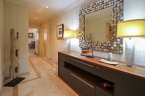 Beachfront luxury modern 2-bed apt with pool by BSL Rentals