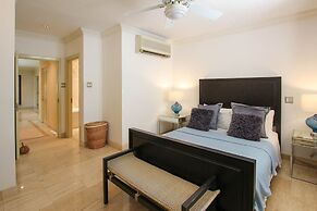 Beachfront luxury modern 2-bed apt with pool by BSL Rentals