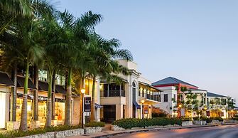 Beachfront luxury modern 2-bed apt with pool by BSL Rentals