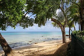 Beachfront luxury modern 2-bed apt with pool by BSL Rentals