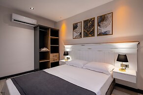 Eluxio Suite Hotel