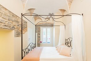 Romantic Escape in the 400s