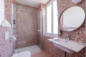 Hôtel Corneille - Entrée autonome, réception en ligne -Encore Mieux