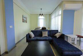 Central and Comfy Flat With Balcony in Muratpasa
