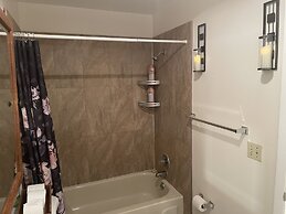 Downtown Private Rooms- Close to Topgolf