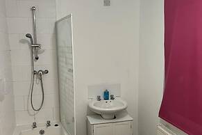 Guesthouse-2br-parking-wifi-toiletriesprovided