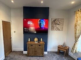 Luxury 2 bed Apartment Great Location