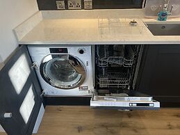 Luxury 2 bed Apartment Great Location