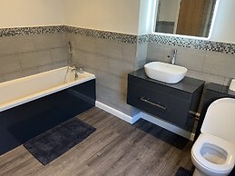 Luxury 2 bed Apartment Great Location