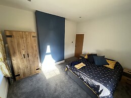 Luxury 2 bed Apartment Great Location