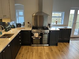 Luxury 2 bed Apartment Great Location