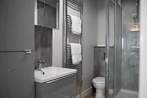 Gorgeous, Comfortable Apartment on the High Street