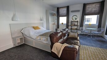 Gorgeous, Comfortable Apartment on the High Street