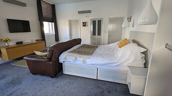 Gorgeous, Comfortable Apartment on the High Street