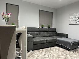 The Broadway Retreat With Parking