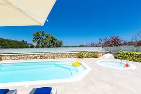 Deluxe Villa Ianthos - Outdoor Hot Tub & Kids Pool