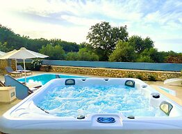 Deluxe Villa Ianthos - Outdoor Hot Tub & Kids Pool