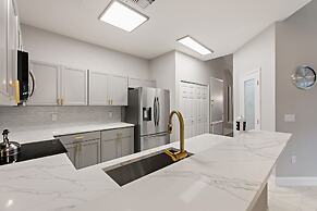 Gold Rest @ Calabay Parc Tower Lake By Shine 412 4 Bedroom Villa