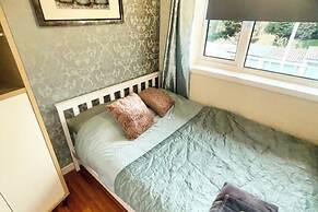 Large Balcony Apartment - Town & Races -2 Dbl Beds