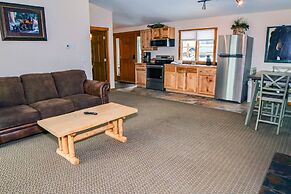 Rocky Mountain Retreat 1B - 1 Bedroom Attached Cabin With Personal hot