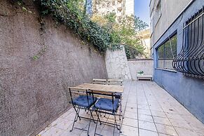 Charming Flat With Backyard Close to Zorlu Center