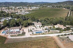 SOUS LES PINS