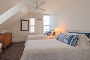 Folly & Guest House 6 Bedroom Home