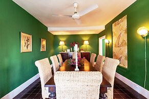 Folly & Guest House 6 Bedroom Home