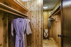 Hale Kaweonui 3 Bedroom Home by RedAwning