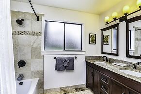 Hale Kaweonui 3 Bedroom Home by RedAwning