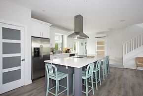 Salty Dolphin 4 Bedroom Home