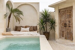 Luxe & Unique Honeymoon Bocami Suites- 2 by Azure