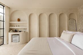 Luxe & Unique Honeymoon Bocami Suites- 2 by Azure