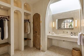 Luxe & Unique Honeymoon Bocami Suites- 2 by Azure