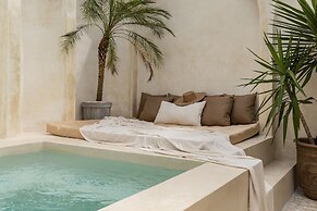 Luxe & Unique Honeymoon Bocami Suites- 2 by Azure