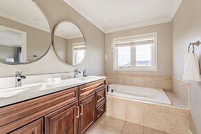 Luxury Villa - Mississauga Square One