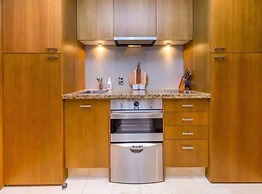 Stylish Central City Apartment With  Pool & Gym