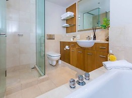 Stylish Central City Apartment With  Pool & Gym