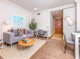 Stylish Central City Apartment With  Pool & Gym