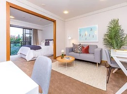 Stylish Central City Apartment With  Pool & Gym